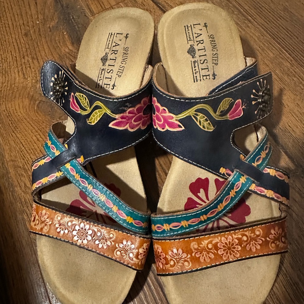 L'ATISTE Women's Floral Black and Brown Sandals